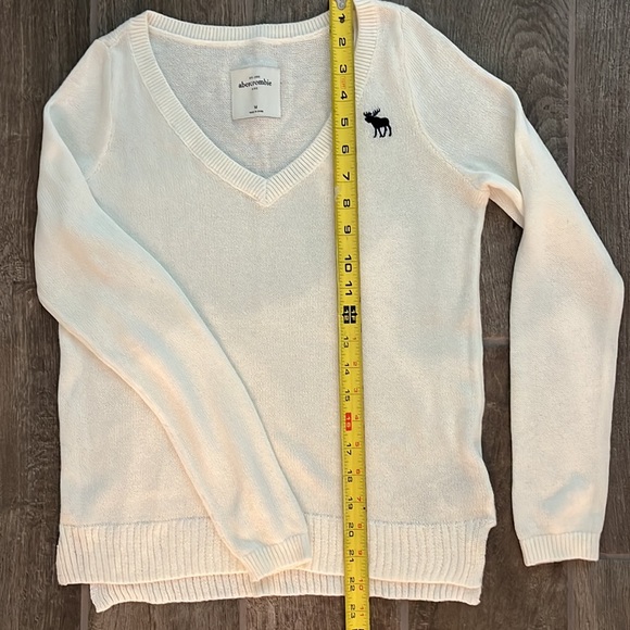 Girls Abercrombie & Fitch V neck sweater size medium - cream/ off white - Picture 10 of 11